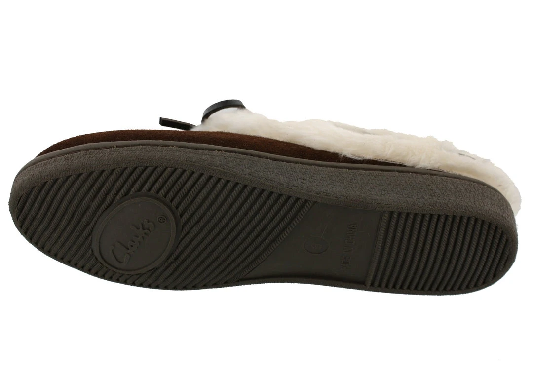 Clarks Of England Clarks Womens Winter Cozy Fur Easy On Lightweight Suede Slippers 5 Clarks Of England Clarks Womens Winter Cozy Fur Easy On Lightweight Suede Slippers